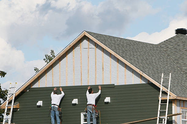 Professional Siding Installation technician working in West Union, SC